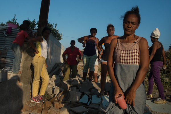 Alexis Aubin - Un groupe de femmes proteste contre la destruction de leur maison. Un projet de développement urbain à Santiago de Cuba, a pour objectif de construire une route qui joindra le cimetière municipal au centre-ville. Certains prétendent que le projet est réalisé en prévision du décès de Fidel Castro.