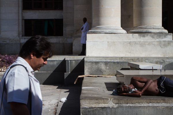 Alexis Aubin - Devant lhôpital municipal de la Havane. Cuba est un lieu de formation des plus prisés pour la médecine. Les soins y sont aussi gratuits pour tous les cubains.