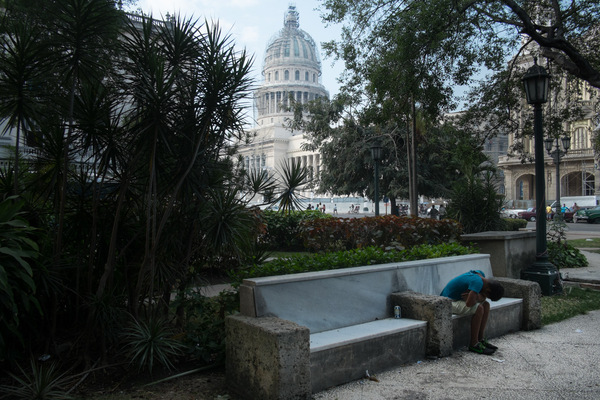 Alexis Aubin - Les cubains sont confinés à leur pays. Les passeports sont quasi inexistants et les permissions de sorties sont généralement administrées à des artistes, des sportifs de haut niveau ou des diplomates. Beaucoup espèrent que les réformes de létat leur donneront la possibilité de voyager.