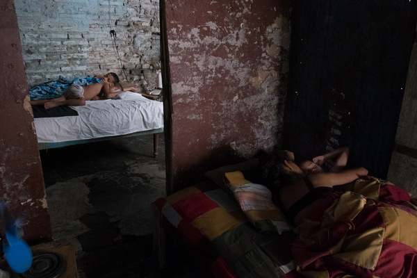 Alexis Aubin - Les enfants de Miledi durant la sieste. Mère monoparentale de 40 ans elle reçoit 60 pesos cubain par mois (2,50$) de la part du gouvenement. Elle travaille de ce quelle trouve, pour joindre les deux bouts.